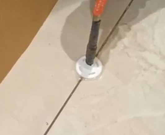 即墨瓷砖空鼓维修公司专业解答瓷砖在铺贴过程中，如果没有涂抹均匀到位的粘结材料（如水泥砂浆或瓷砖胶），可能会导致以下问题