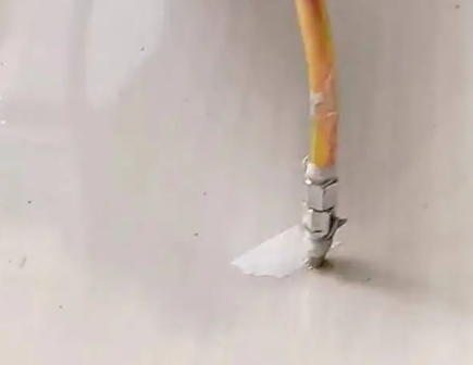 即墨瓷砖空鼓维修公司专业解答在瓷砖铺贴过程中，如果使用的砂料过粗（如全部使用了粗砂），可能会导致以下问题