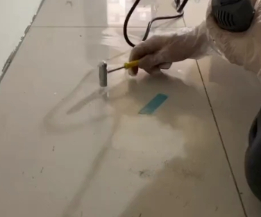 即墨瓷砖开裂维修公司专业分享瓷砖在铺贴前如果没有沥干水分，将会导致以下问题